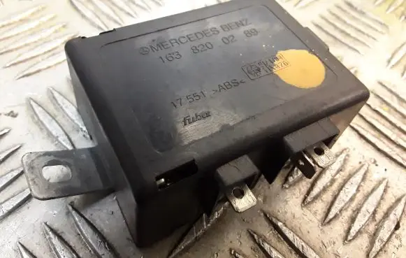 Mercedes-Benz ML W163 Aerial antenna amplifier 1638200289 A1638200289