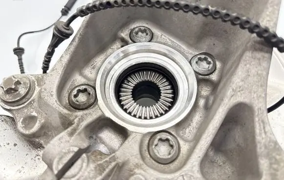 BMW 1 F40 Front wheel hub 6876646 68766460423153 22103