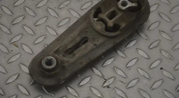 Nissan Juke I F15 Engine mount bracket