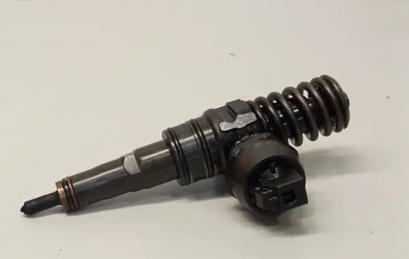Volkswagen Golf IV Fuel injector 038130073AL