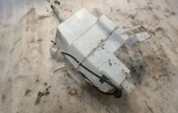 Nissan Rogue Windshield washer fluid reservoir/tank 2224650A