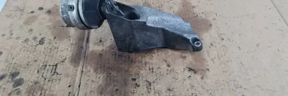 Volkswagen PASSAT B5.5 Engine mounting bracket 8D0199307P