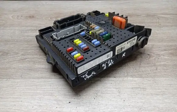 Volvo V70 Fuse module 12217799 8676391