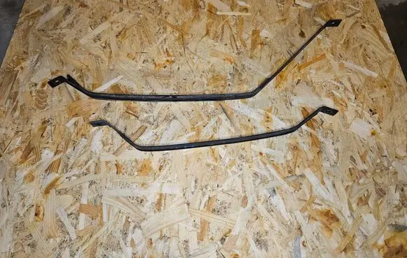 Fuel tank mounting bracket
