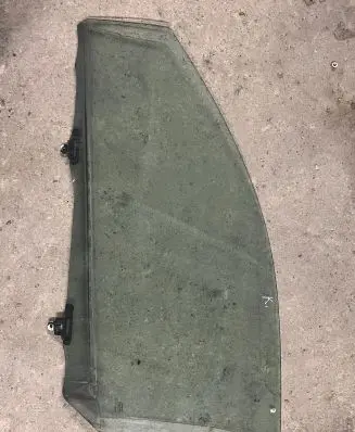 Toyota Yaris Front door window/glass (coupe) 