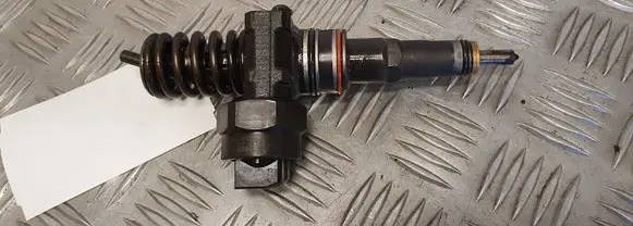Skoda Fabia Mk1 (6Y) Fuel injector 038130073J