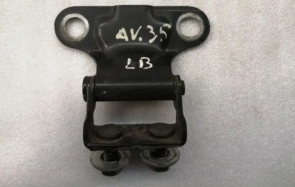 Toyota Avensis T250 Tailgate/trunk/boot hinge 6881005020