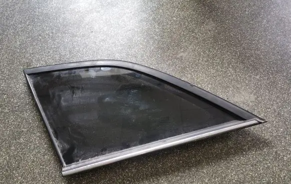 Chrysler Pacifica Rear side window GGM934