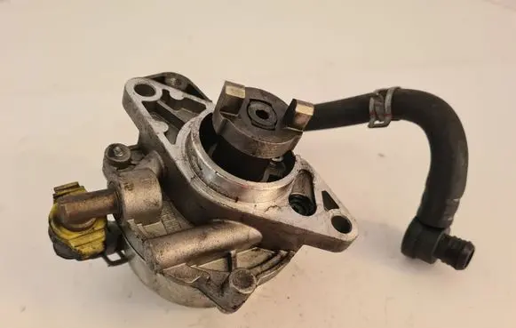 Suzuki Swift I Vacuum pump 73501167