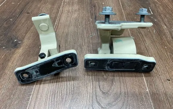 Mercedes-Benz E W213 Front door lower hinge A2131803