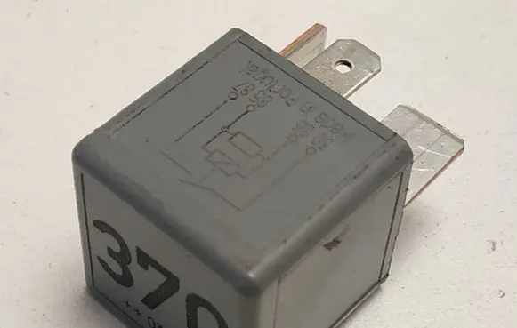 Volkswagen PASSAT B5 ABS relay 8D0951253