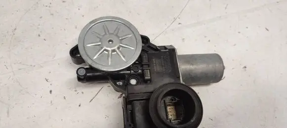 Toyota RAV 4 (XA50) Front door window regulator motor 8572042130 09020 0620205511