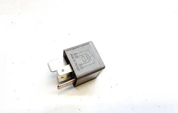 Volkswagen PASSAT B5.5 Other relay 8D0951253A v23134-j52-x300