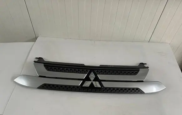 Mitsubishi Outlander Front bumper upper radiator grill 