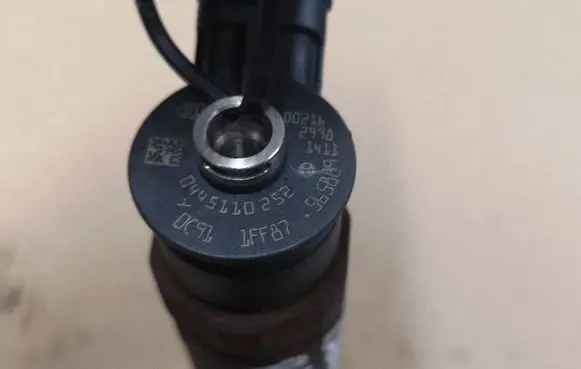Peugeot 207 Fuel injector 0445110252