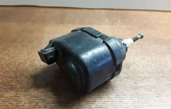Volkswagen PASSAT B3 Headlight level adjustment motor 357941295