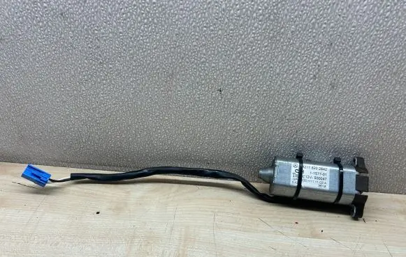 Mercedes-Benz E W211 Seat adjustment motor A2118202642