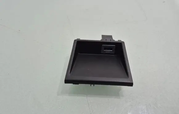 Volvo V40 USB socket connector 31306768