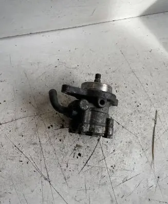 Nissan X-Trail T30 Power steering pump 8H800 37261017