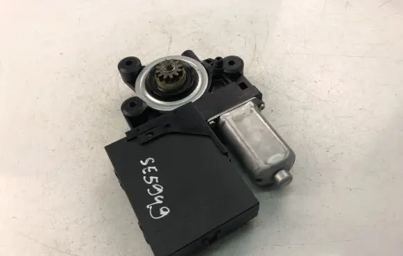 Volvo C30 Front door window regulator motor 979037100