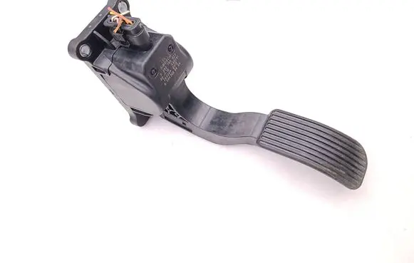 Accelerator throttle pedal