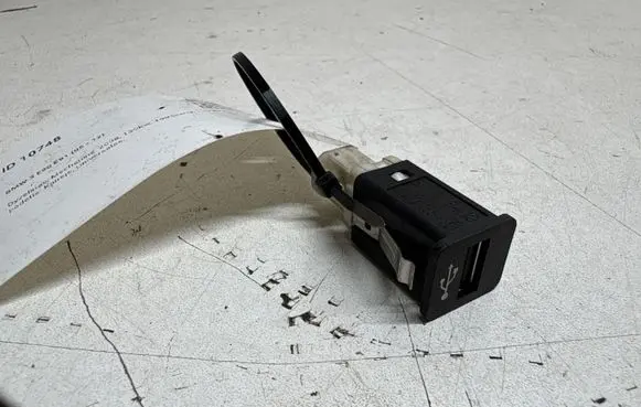 BMW 3 E90 E91 USB socket connector 9237656