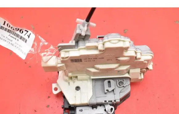 Volkswagen PASSAT CC Rear door lock 3C4839015B