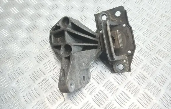 Nissan Qashqai+2 Engine mount bracket