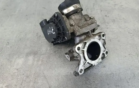 Toyota Yaris Throttle body valve 261000N030