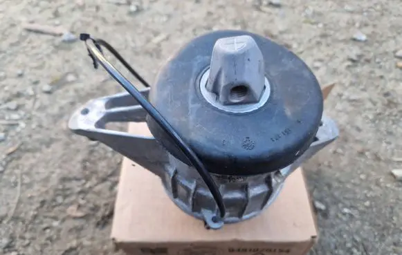 Mercedes-Benz GLE W167 Engine mount bracket a1672407700