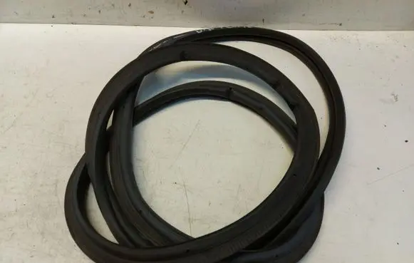 Trunk rubber seal (body)