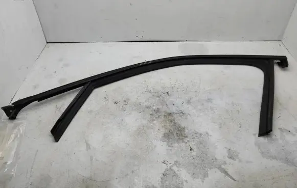 Opel Mokka B Rubber seal front coupe door 