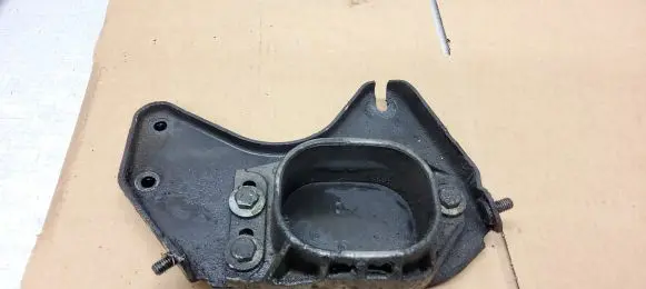 Audi A4 S4 B5 8D Engine mounting bracket 8D199225D