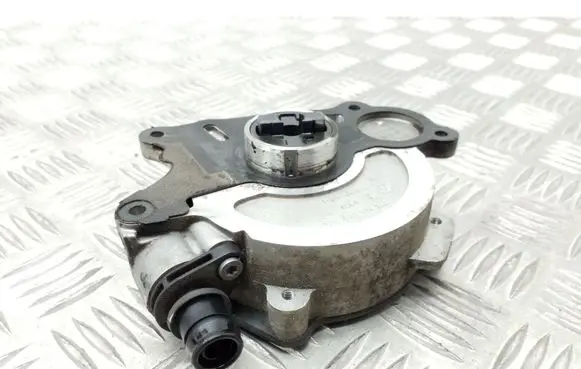 Volkswagen Golf VI Vacuum pump 03L100D 03L145207