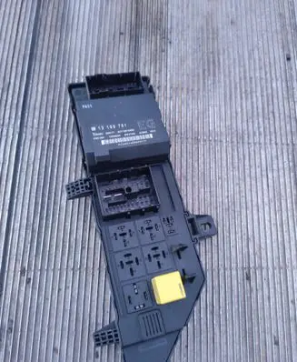 Opel Signum Fuse module 13168781 359171 SC718810500