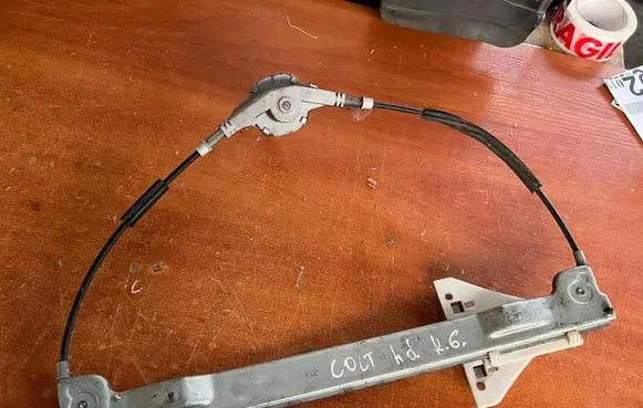 Rear door manual window regulator