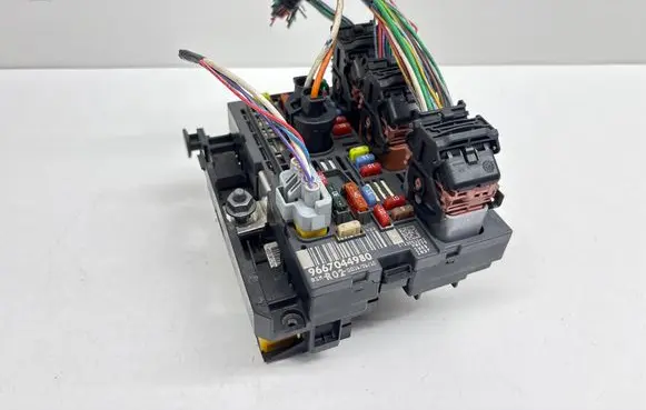 Peugeot 3008 I Fuse module 9667044980
