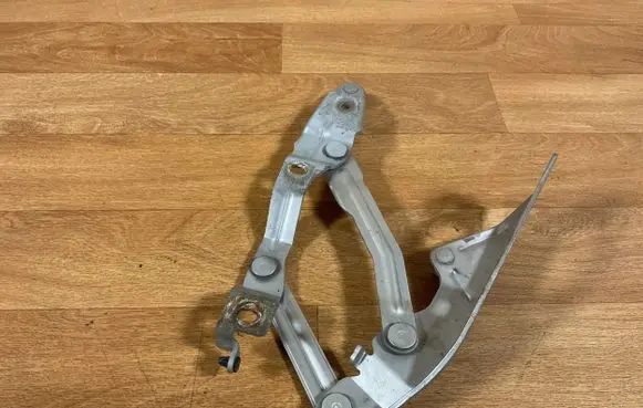 Audi TT Mk1 Engine bonnet/hood hinges 8N0823302