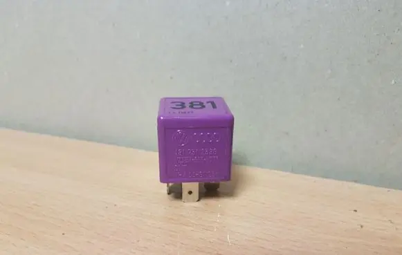 Volkswagen PASSAT B5 Other relay 431951253G