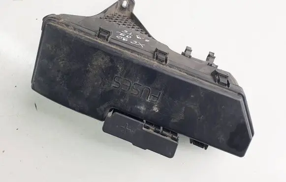 Volvo XC90 Fuse box cover 318710209