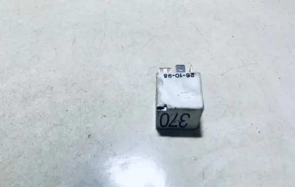 Volkswagen PASSAT B5 Other relay 8D0951253