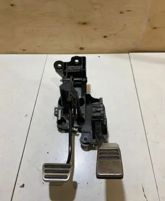 Ford Mustang VI Accelerator throttle pedal GR3C9F836AB