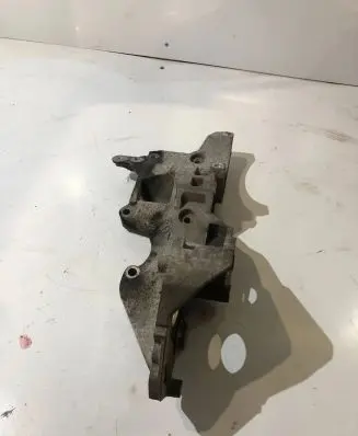 Volkswagen PASSAT B6 Generator/alternator bracket 03L903143D
