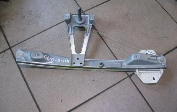 Rear door manual window regulator