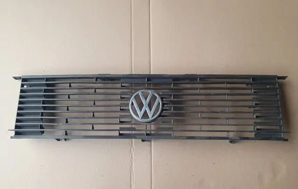 Volkswagen Jetta I Front bumper upper radiator grill 161853653