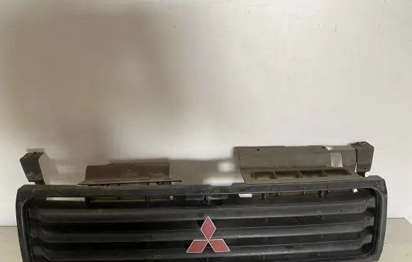 Mitsubishi Space Wagon Front bumper upper radiator grill