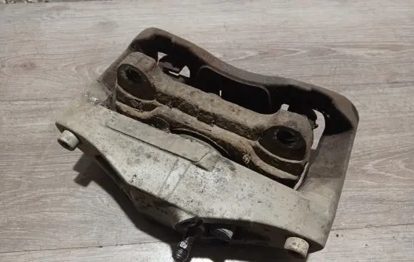 Volvo XC90 Front brake caliper 30657303