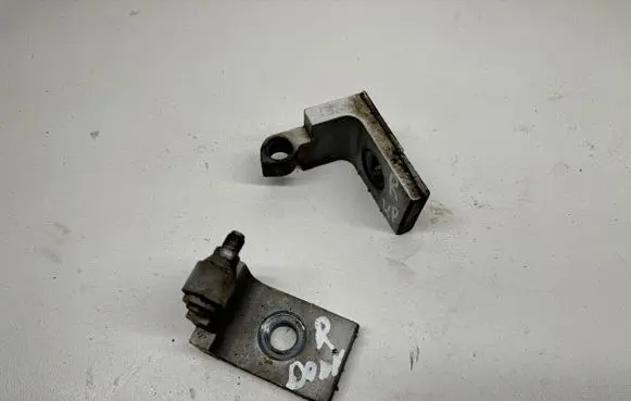BMW 5 E60 E61 Front door upper hinge 7068074 7068078 A073574