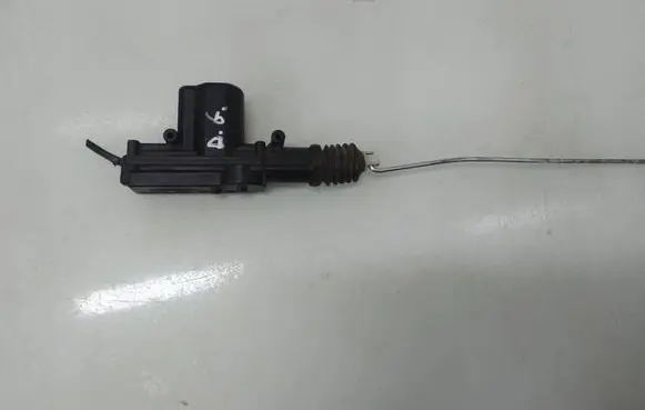 Volkswagen Caddy Central locking motor 932037992