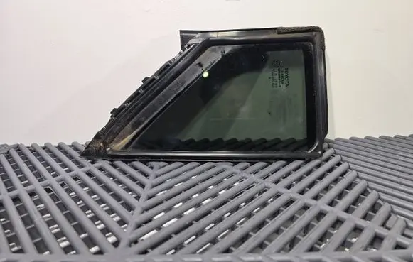 Rear vent window glass